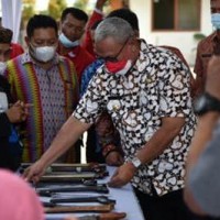 Bupati Kuningan saat menghadiri pagelaran seni tradisional.